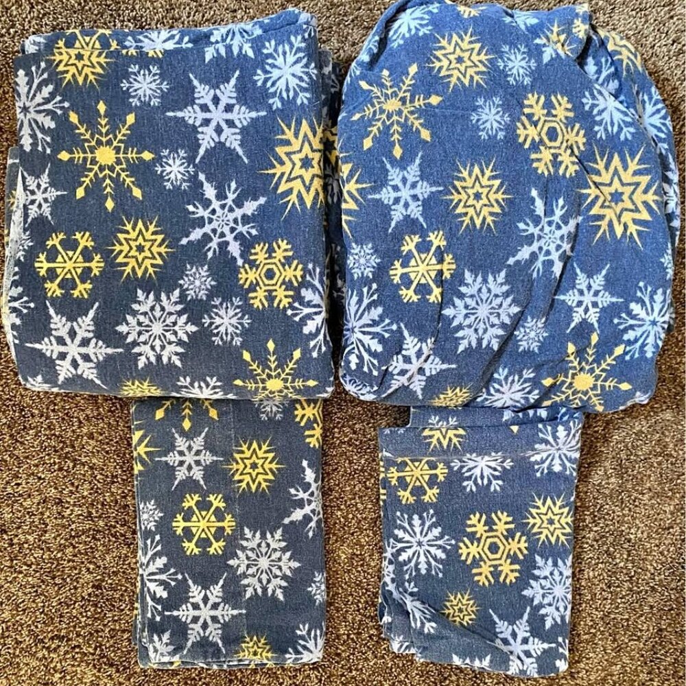 RUVANTI Queen Flannel Sheets Set. Blue Background with Snowflakes Pattern